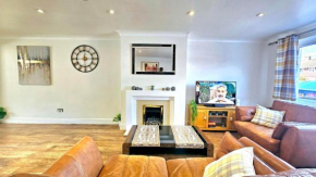 Cosy and spacious Home -Free parking, Free WiFi- sleeps 5 by FINNA Properties Ltd